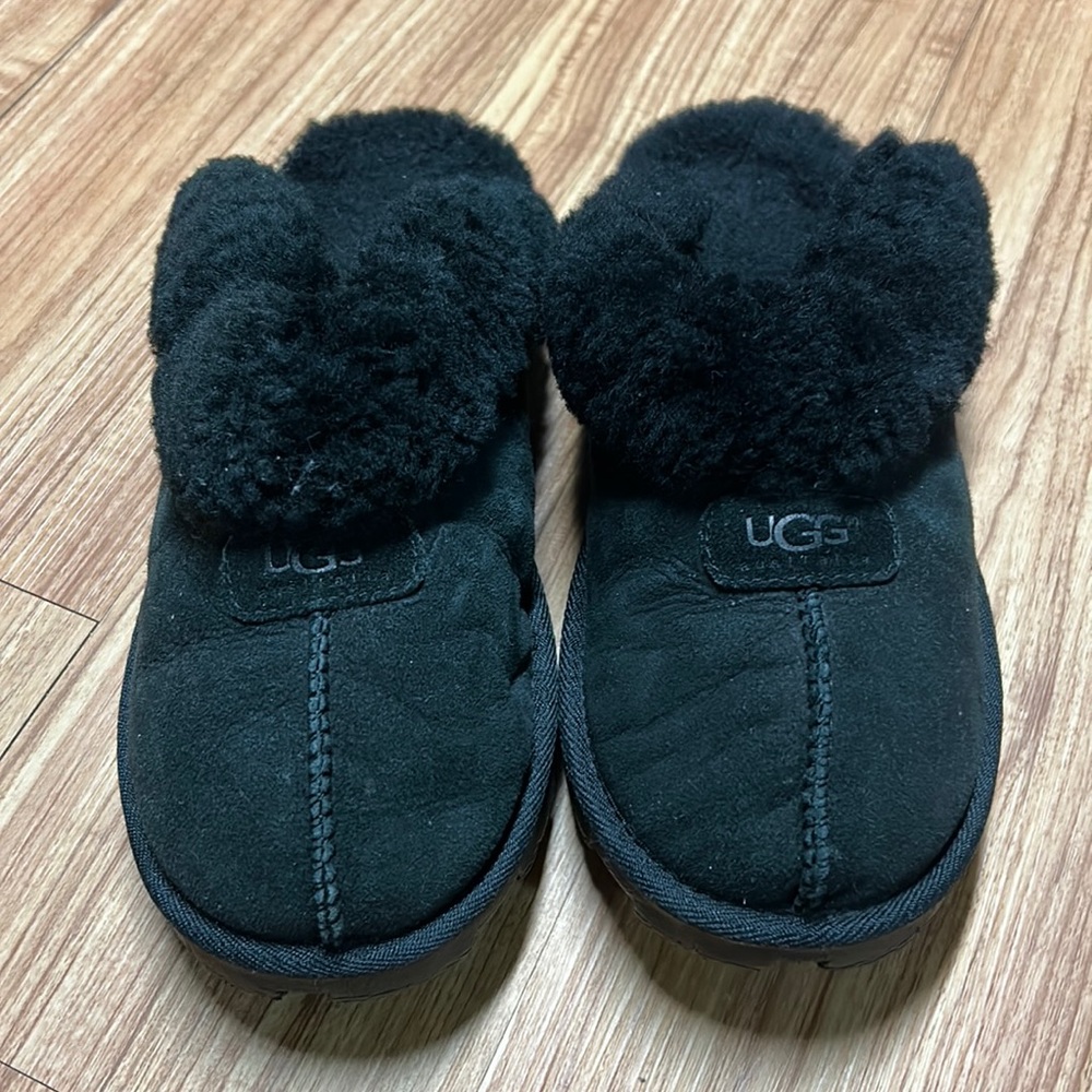 UGG Black Plush Slippers w Sheepskin Lining. Fits Loose. Feels Like a sz 9.